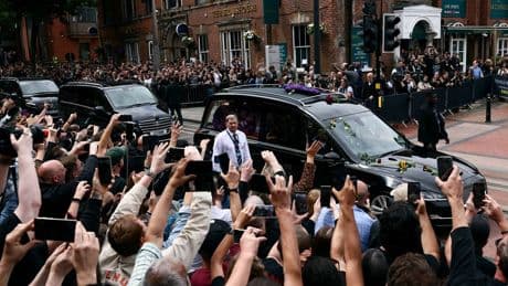 Massaal eerbetoon voor Ozzy Osbourne bij rouwstoet door Birmingham