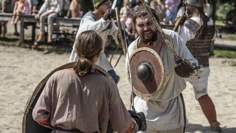 Honderden volwassenen uit heel Europa strijken neer in Alphen aan den Rijn om zich te verkleden als Viking: ’Het is geen goedkope hobby’