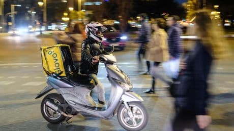 Bruselas multa a Glovo y Delivery Hero por un cártel en el reparto a domicilio