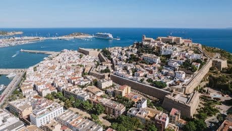 Irres aus Ibiza - 12 Euro fürs Aufhängen von drei Taschen