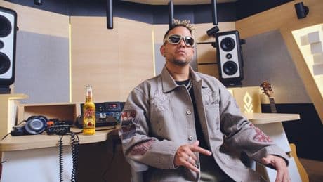 El éxito mundial del productor de Karol G: de hacer música con un viejo PC a tener casa en Miami y un Lamborghini