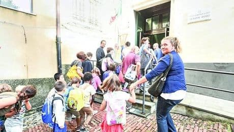“Finiti i soldi per la carta igienica, portatela da casa”. Rivolta delle famiglie della scuola Daneo di Genova