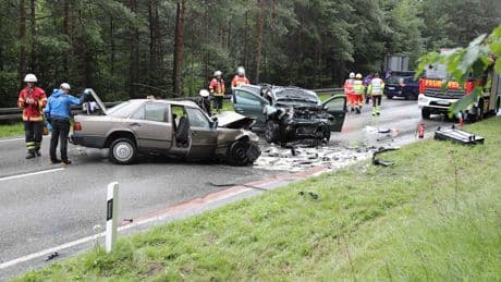 Familie schwer verletzt - 11-Jähriger stirbt nach Regen-Crash in Bayern