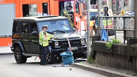 Baden-Württemberg: Auto fährt in Stuttgart in Menschenmenge - Frau stirbt