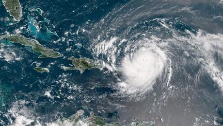 L’ouragan Erin, passé en catégorie 4, poursuit sa route vers les Caraïbes