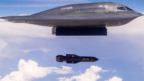 Stati Uniti, la super bomba GBU-57 per distruggere i bunker iraniani: la può trasportare solo il bombardiere B-2 Spirit
