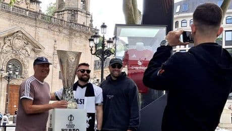Un londinense afincado en Bilbao: «Es surrealista que el Tottenham juegue aquí»