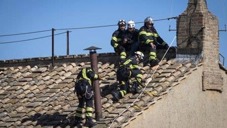 Así es la chimenea instalada en el Vaticano de donde saldrá la 'fumata' que anuncie al nuevo Papa  VÍDEO