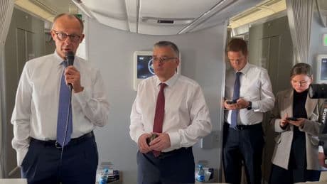 Erste Auslandsreise als Kanzler - Merz-Ansprache im Flieger