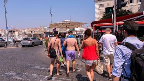 Torse nu, topless ou burkini : en France, nudité et tenues de plage sont questions complexes