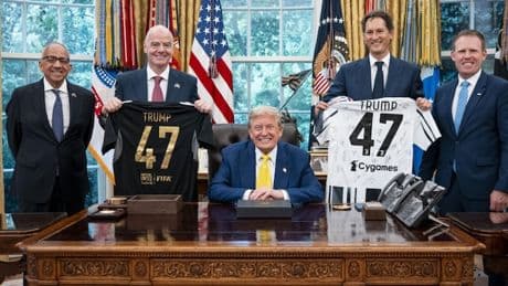 La Juve da Trump, perch&eacute; Elkann ha regalato la numero 47 al Presidente degli Usa
