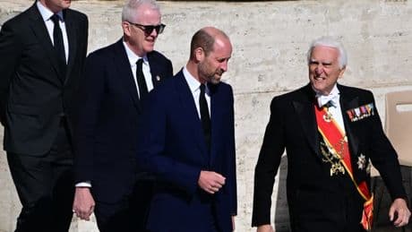 Obsèques du pape François: les images du prince William se recueillant à la cérémonie