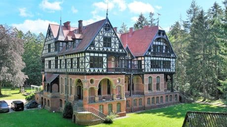 64 Zimmer, Kapelle und Museum - Jagdschloss an der Ostsee zu verkaufen