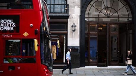 Burberry, la marque de vêtements de luxe britannique, annonce de nouvelles mesures d’économie