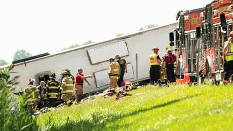 Etats-Unis : un car de tourisme se renverse sur une autoroute et fait cinq morts