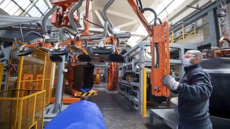 Italia in bilico tra crescita e crisi industriale: a maggio produzione giù dello 0,7%