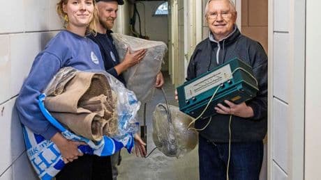 Stichting helpt Amsterdammer met ’ontspullen’: ’Het huis moet geen museum worden’