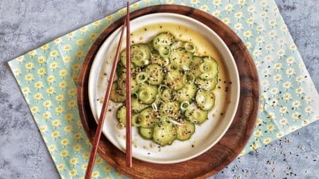 Ensalada coreana de pepino, un plato sencillísimo para comer sano este verano