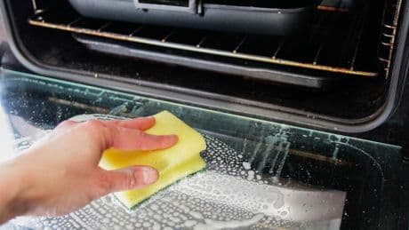 In wenigen Minuten: So wird Ihr Backofenfenster schnell wieder sauber