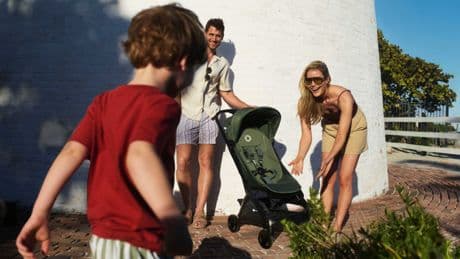 El carrito para niños perfecto para viajar este verano existe y es plegable, ligero y cómodo