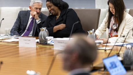 Fed, Trump licenzia la governatrice. Lei resiste: "Non ha l'autorità per farlo"