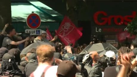 1er-Mai: le PS dit avoir été "attaqué par des black blocs" lors de la manifestation à Paris