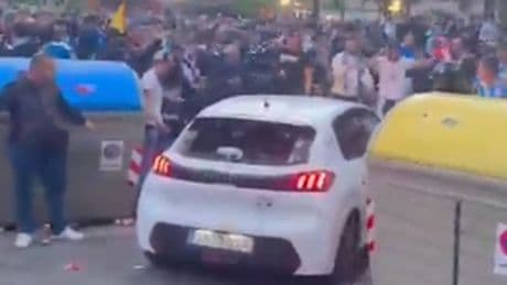 Auto rijdt in op menigte bij wedstrijd Barcelona, lijkt ongeluk