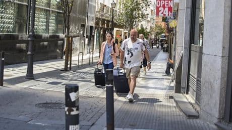 Vivienda acuerda con Airbnb la retirada de anuncios sin código y el envío mensual de datos desde agosto