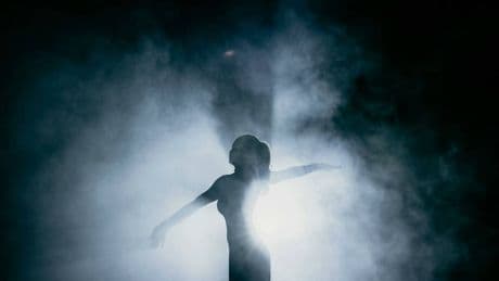 Descubren que todos los seres vivos emitimos un aura luminosa que se apaga al morir