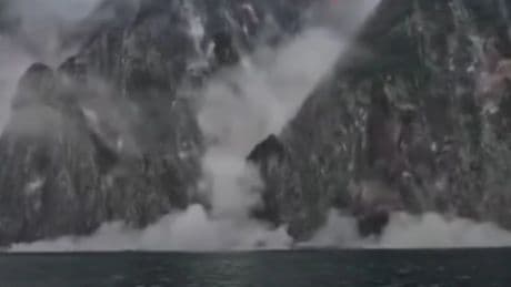 Las impactantes imágenes de un acantilado que colapsa por completo tras el megaterremoto en Rusia