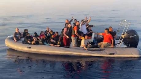 İzmir kıyılarında göçmen hareketliliği: 140 kişi güvenlik güçlerince yakalandı
