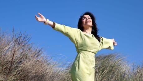 Arezoo (40) vluchtte uit Iran: ’Na een paar maanden deed ik mijn hoofddoek af en voelde me een vrije vogel’