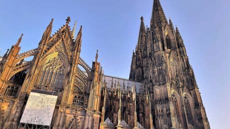 Köln: Dom – Mann dringt mit Messer ein