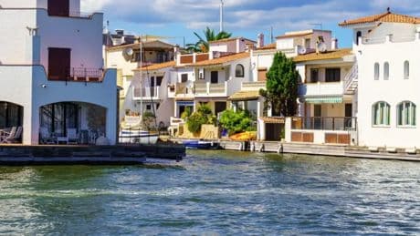 Viaja a Venecia sin salir de España: un pueblo con 25 km de canales navegables