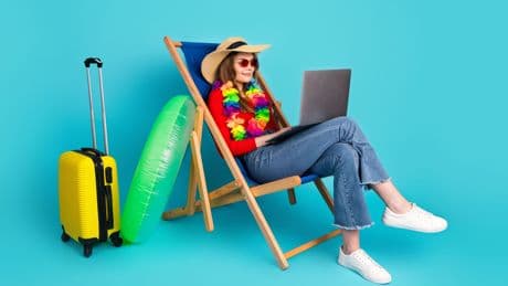 Faux interlocuteur, annonces de voyages fictives… Comment l’IA dope les escroqueries en ligne