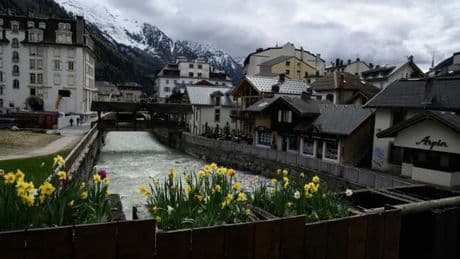 "Dans des camping-cars ou des camionnettes": à Chamonix, au milieu des chalets à 12 millions d'euros (parfois vides), l'enfer des salariés pour se loger