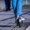 Jugendlicher und Siebenjährige im Krankenhaus: 14-Jähriger überfährt mit E-Scooter rote Ampel und kollidiert mit Auto