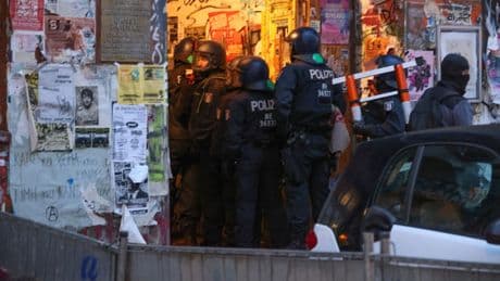 Razzia in Rigaer Straße 94 - 700 Polizisten stürmen Hochburg der Linksradikalen