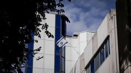 Israëlische ambassade in Den Haag beklad en beschadigd