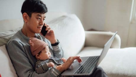 ’Ik vertrouw mijn man niet op zijn papadag en daarom bespioneer ik hem met de babyfoon’