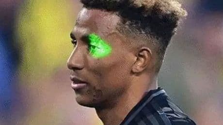 Fenerbahçe-Beşiktaş derbisinde Gedson Fernandes'e lazer tutan taraftara spordan men cezası