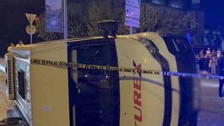 Servis minibüsü ile otomobil çarpıştı: 10 yaralı
