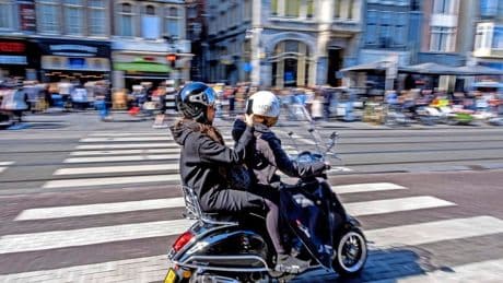 Jongeren frauderen massaal met scooterverzekering