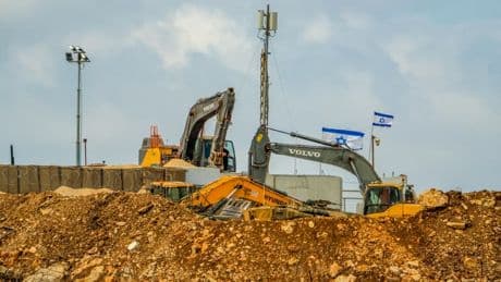 Le fonds souverain norvégien se désengage de l'entreprise Caterpillar dont les bulldozers "sont utilisés par les autorités israéliennes pour détruire des biens palestiniens"