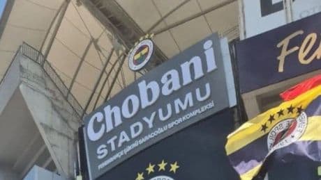 Fenerbahçe'nin yeni sponsoru Chobani'nin tabelaları stada asıldı
