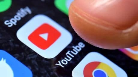 YouTube apre ai video con parolacce: chi le dice incassa la pubblicità