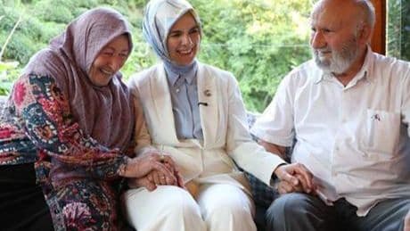 Bakan Göktaş 63 yıllık evli Kanbur çiftine misafir oldu
