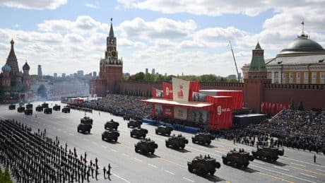 Wenig Waffen, wenig Gäste - Putins kleine Protz-und-Prunk-Show