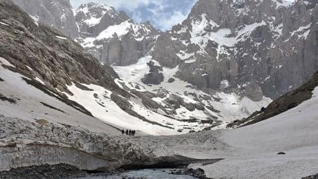 Hakkari'de Cilo buzullarına düşen genç kurtarıldı
