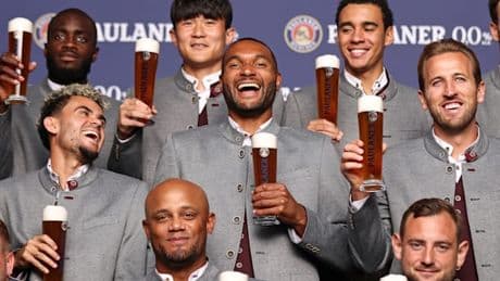 Tracht und Weißbier – Lederhosen-Shooting vor dem Bundesliga-Saisonstart